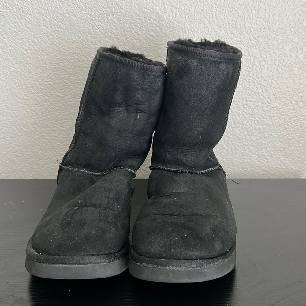 Ugg Classic Short boot. Black. Size 8